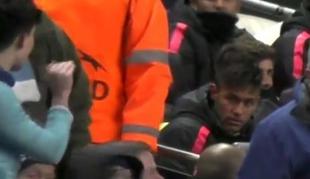 Skoraj bi se stepla: Neymar padel na provokacije navijača Manchester Cityja (video)