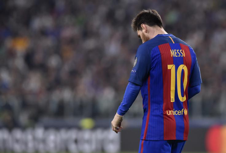 Prvi zvezdnik Barcelone Lionel Messi spet ni premagal legendarnega vratarja Gianlugija Buffona, ki je spet zaklenil mrežo. Že sedmič v tej sezoni lige prvakov. Kapo dol. | Foto: Reuters