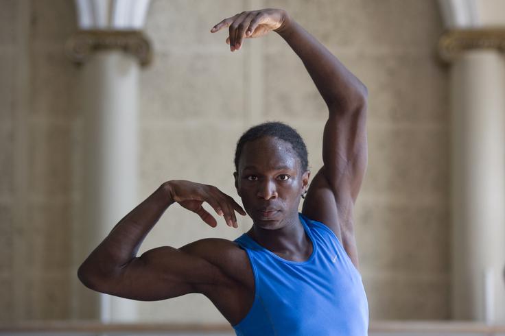 Ples je bil edino, kar ga je dolga leta motiviralo. "Balet je moška plesna oblika, stoletja daleč od stereotipov, da je primeren le za šibkejše moške. Gre za kombinacijo gimnastike in plesa," je bil prepričan Bunn. | Foto: Bor Slana