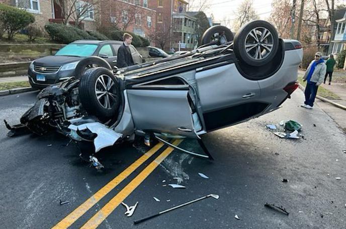 prometna nesreča | Prevrnjen avtomobil, iz katerega je Nihad Ibrahimović rešil tri osebe. | Foto Juniper Homecare