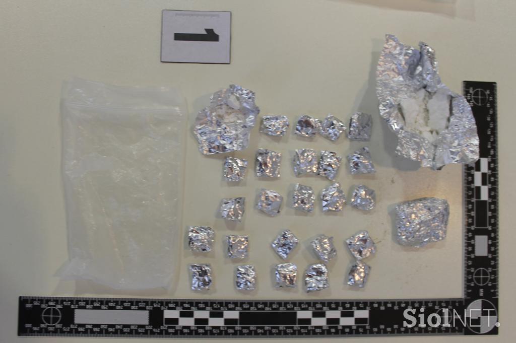 Prepovedane droge, ki so jih policisti našli pri 18-letnem vozniku, ki je v sredo dopoldne povzročil prometno nesrečo na Šmartinski cesti v Ljubljani.