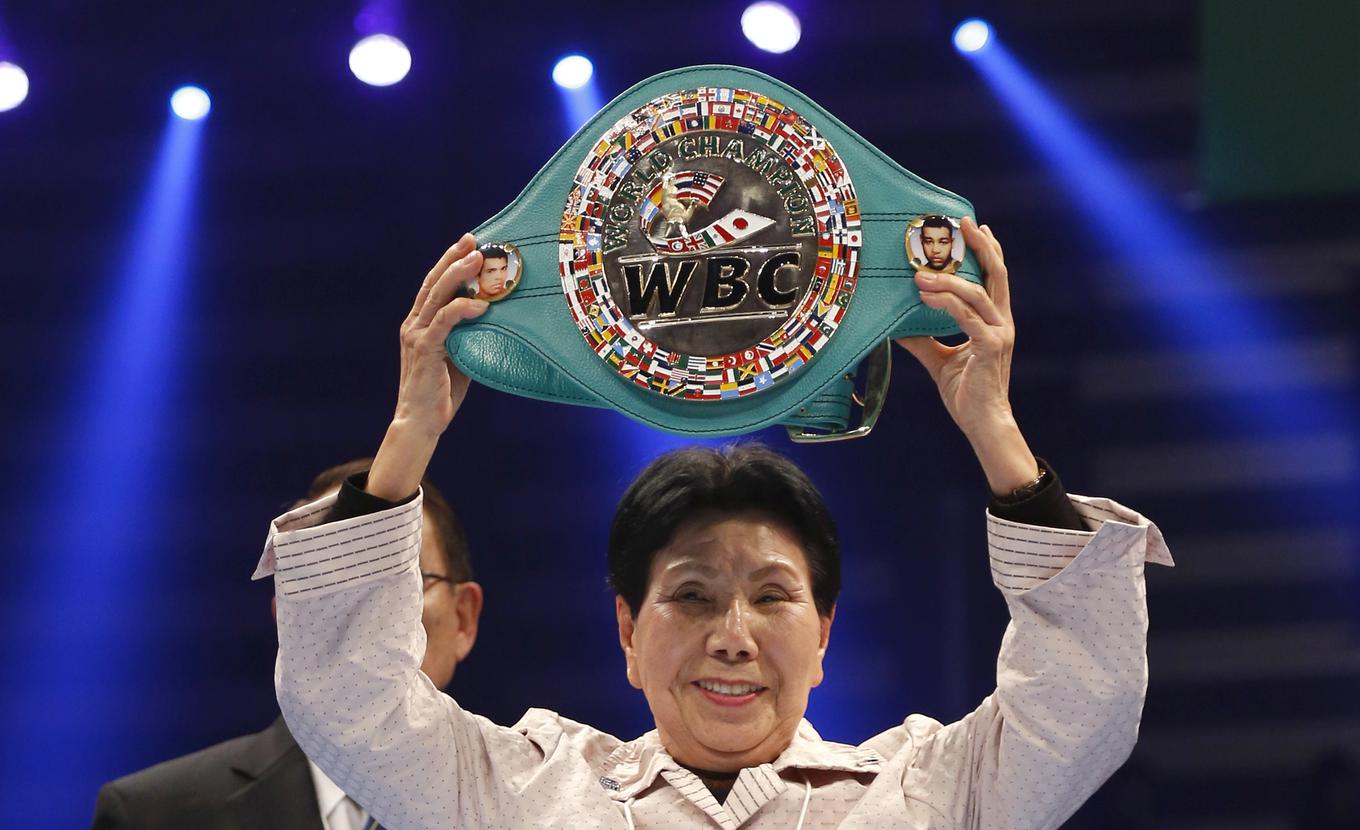 Durante décadas, Hideko Hakamada apoiou o irmão na sua busca para provar a sua inocência. A foto é de 2014, quando Hideko conquistou o cinturão temporário do campeonato de boxe em nome do irmão. Ivao Hakadama era boxeador. | Foto de : Gulliverimage