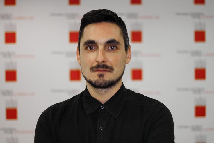 "Evropske volitve niso čisto pravi pokazatelj razmerja politične moči v notranji politiki. Če pogledamo rezultat Nemčije, vidimo, da je vladajoča koalicija doživela precejšen poraz, a kljub temu to ne pomeni nič drugega kot oslabljen položaj Olafa Scholza v notranji politiki. Odstopa najverjetneje ne bo, volitve bodo predvidoma tako ali tako prihodnje leto," pojasni strokovnjak za evropske zadeve Jure Požgan. | Foto: FDV