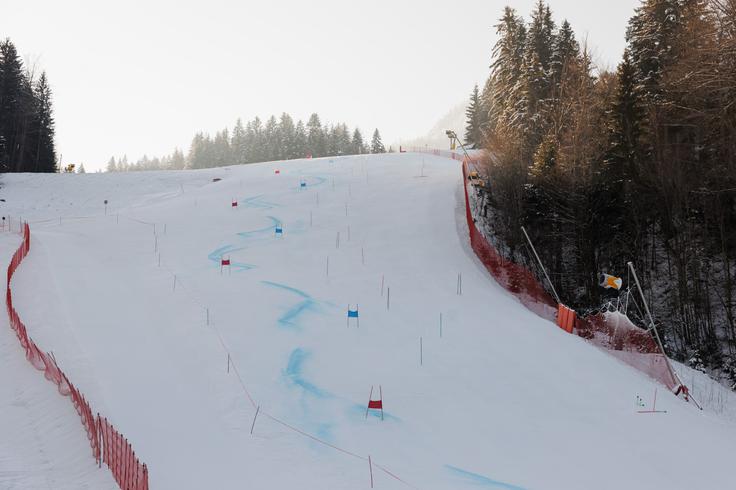 "V zadnjih dneh nam je pobralo nekaj snega oziroma kar precej snega, okrog 25 centimetrov debeline, na predelu, kjer je najbolj izpostavljen soncu in kjer je bila s teptalnim strojem dodatno povzročena škoda." | Foto: Nebojša Tejić/STA