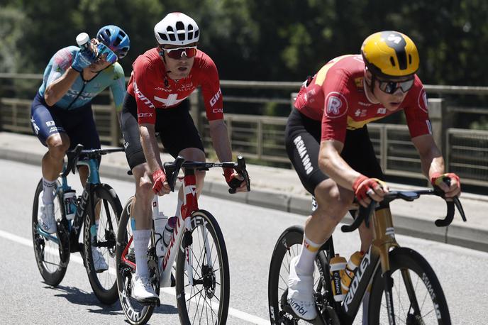 tour de france | Prednost ubežne skupine, v kateri so Davide Ballerini, Mauro Schmid in Jonas Abrahamsen, počasi kopni. | Foto Reuters