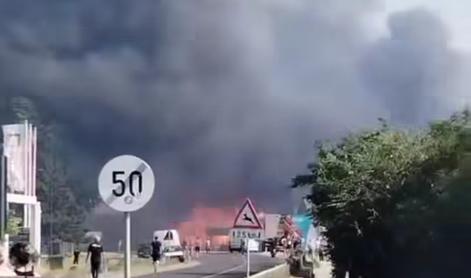Izredno stanje v Srbiji: divjajo požari, zgorelo je več hiš #video