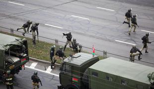 Na nedeljskih protestih v Belorusiji aretirali več kot 1.100 ljudi