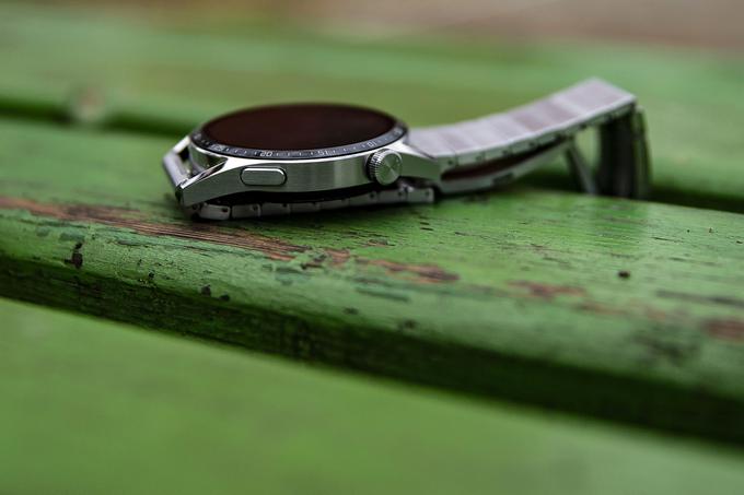 Zgornji desni kolešček je vrtljiv, kar je novost za serijo Huawei Watch GT, na spodnji tipki na desni strani ure pa je mogoče izbrati funkcijo izmed dobrega dva ducata možnosti.  | Foto: Ana Kovač