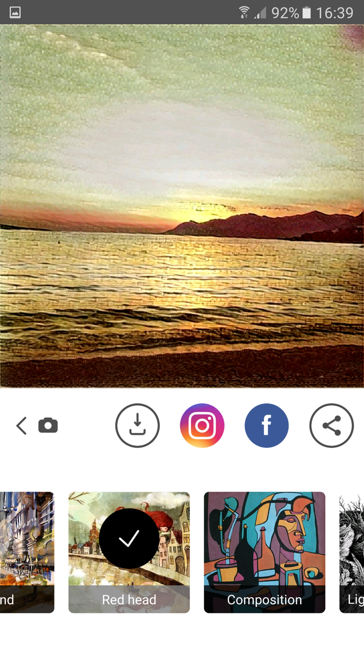 Zdaj je čas za filtre. Izbiramo jih nad spodnjim robom zaslona, med njimi krožimo z vlečenjem prsta v levo ali desno. Če želimo izbrani filter uporabiti, nanj pritisnemo s prstom. Kot je razvidno pod sliko, jo lahko takoj delimo tudi na družbeni omrežji Instagram in Facebook. | Foto: 