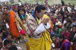 Butan s poroko priljubljenega kralja dobil 21-letno kraljico