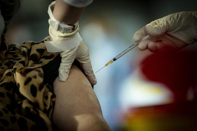 Stroka že več mesecev opozarja, da lahko dezinformacije in lažne novice o cepivu proti bolezni covid-19 resno ogrozijo doseganje precepljenosti in s tem konec epidemije, ki svet v primežu drži že eno leto. | Foto: Ana Kovač