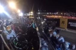 Zaradi pokvarjenega motocikla so kolesarji frčali po zraku (video)