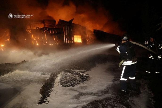 Ruski napad na Ukrajino | Smrtne žrtve so našli pod ruševinami industrijskega objekta, kjer reševalci nadaljujejo iskalno operacijo, saj domnevajo, da so pod njimi še vedno nekateri ujeti. | Foto Reuters