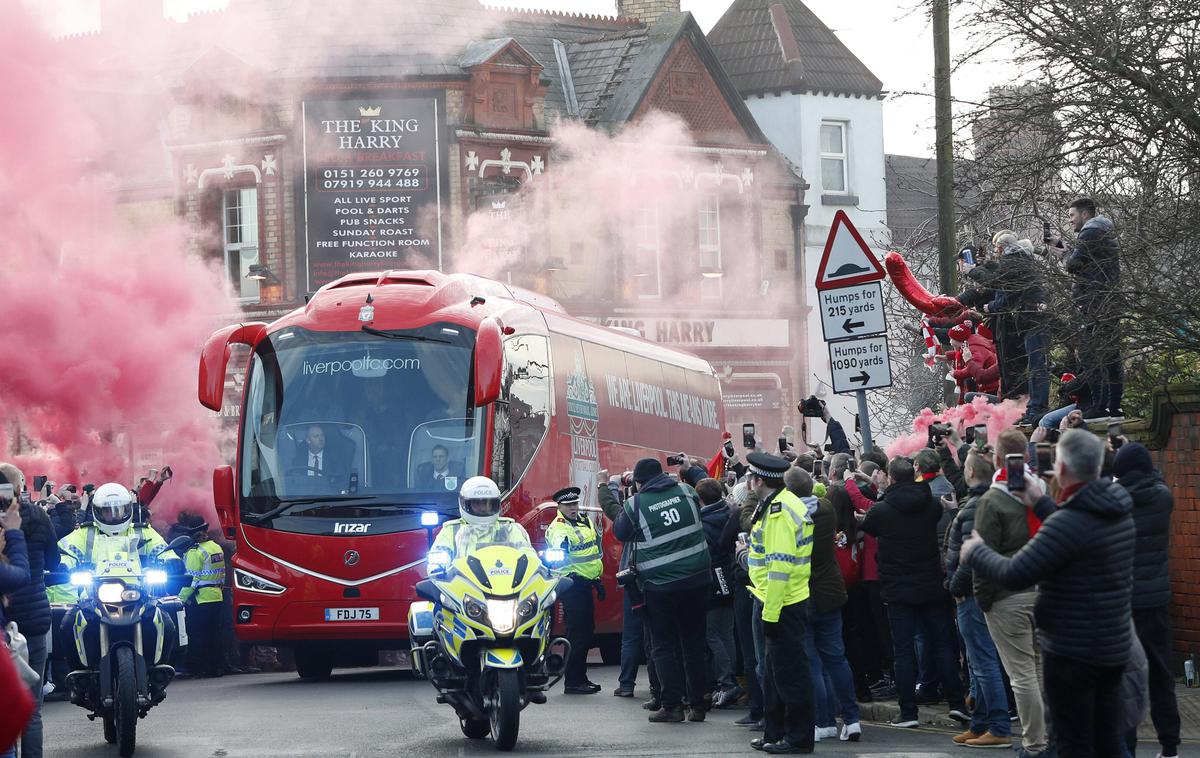 Liverpool avtobus Manchester | Naj gre za gostovanje pri Unitedu ali Cityju, nogometašev Liverpoola v Manchestru nikoli ne sprejmejo toplo. | Foto Guliver Image