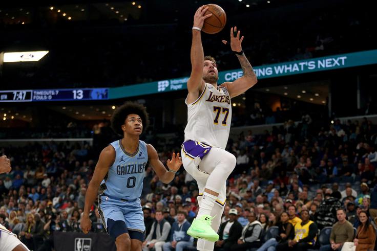 Luka Dončić Luka Dončić je v tej sezoni zaigral na polovici srečanj Lakersov. | Foto: Reuters