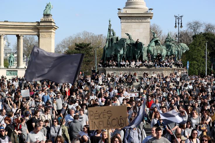 Protest v Budimpešti | Foto: Reuters