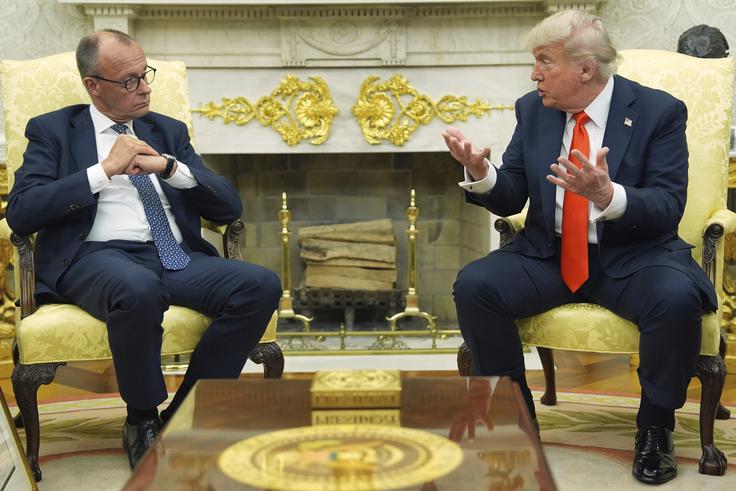 Nekatere članice EU, kot so Nemčija, Irska in Italija, so bolj izvozno usmerjene in zato bolj prizadete zaradi Trumpovih carin. Če bi te države prepričali, da sklenejo ločene dvostranske sporazume z ZDA, bi se moč enotnega trga zmanjšala in prihodnost EU bi bila ogrožena, svari Laura von Daniels. Na fotografiji: srečanje Donalda Trumpa in nemškega kanclerja Friedricha Merza junija letos v Beli hiši. | Foto: Guliverimage
