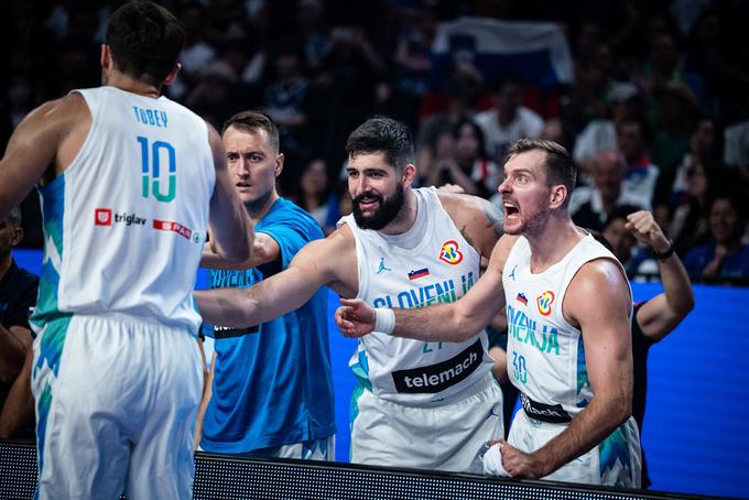 Slovenci so v prvem polčasu navdušili z izjemno moštveno predstavo. | Foto: FIBA