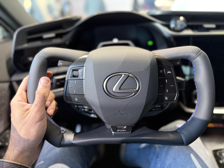 Volan v lexusu RZ pomeni tehnologijo "steer-by-wire". | Foto: Gregor Pavšič