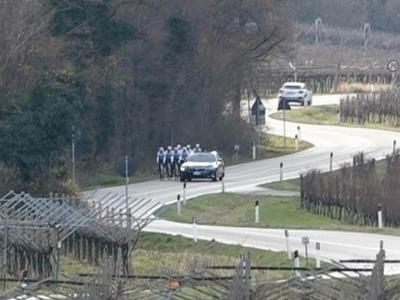 Grozljivka na treningu: iz avta streljal na italijansko kontinentalno ekipo #video