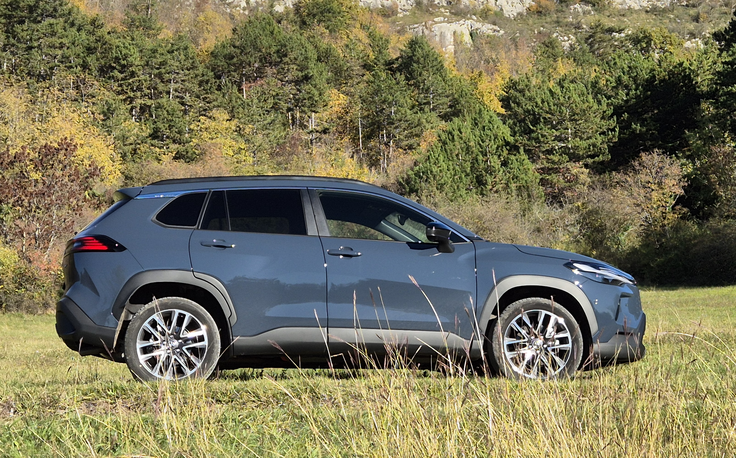 Dvojni prečni vodili zadaj in McPherson spredaj predstavljajo klasično kombinacijo za zanesljivo lego na cesti.
 | Foto: Aleš Črnivec