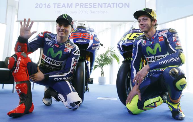 V naslednji sezoni Jorge Lorenzo in Valentino Rossi ne bosta več moštvena kolega. Italijan ostaja pri Yamahi, Španec pa odhaja k Ducatiju. | Foto: Reuters