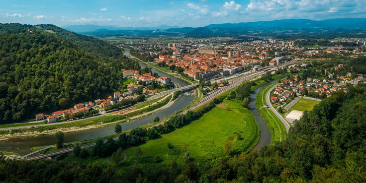 Posredni vir za naselitev Slovanov v zahodnopanonskem in vzhodnoalpskem prostoru je propad antičnih škofij. Pred letom 579 naj bi propadli škofiji v Virunumu (današnja avstrijska Koroška) in Poetovioni, pred letom 588 v Celeji in Emoni ter pred letom 591 v Teurniji in Aguntu (vzhodni del avstrijske Koroške). To se ujema z jezikoslovnimi podatki, ki nakazujejo, da so Slovani najprej prišli do Ptuja in Junske gore (ta je približno 30 kilometrov oddaljena od nekdanjega Virunuma). Na fotografiji: Celje. Morda so prvi Slovani, ki so prišli na območje Celja, prišli z vzhoda, iz smeri Podravja. | Foto: Guliverimage