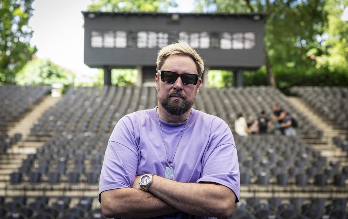DJ Umek | Z DJ Umekom smo se pogovarjali o pripravah na spektakel s Simfoniki, njegovem odnosu do klasične glasbe in prilagoditvah urnika, ki z leti postaja vse bolj naporen. Povedal nam je tudi, zakaj je biti DJ res lahko, kako ga žena dvigne iz njegove cone udobja in kateri je njegov najljubši košarkarski klub. | Foto Bojan Puhek
