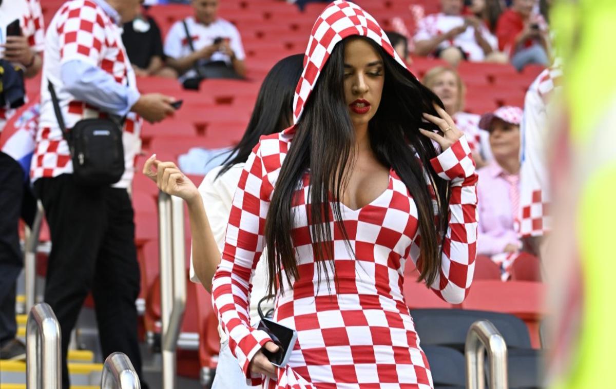 Ivana Knoll | Hrvaška manekenka Ivana Knöll izstopa tudi med navijači v Katarju. | Foto Facebook