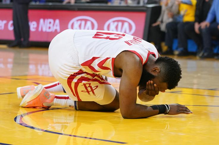 James Harden jo je skupil na parketu in je moral za kratek čas zapustiti igrišče. Vrnil se je v drugi četrtini. | Foto: Reuters