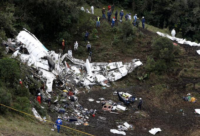Ostanki bolivijskega letala, v katerem so življenja izgubili brazilski nogometaši.  | Foto: Reuters