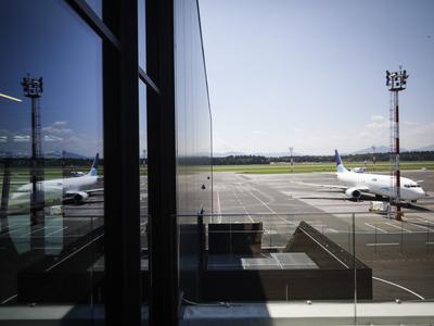 Prek slovenskih letališč lani za desetino več potnikov