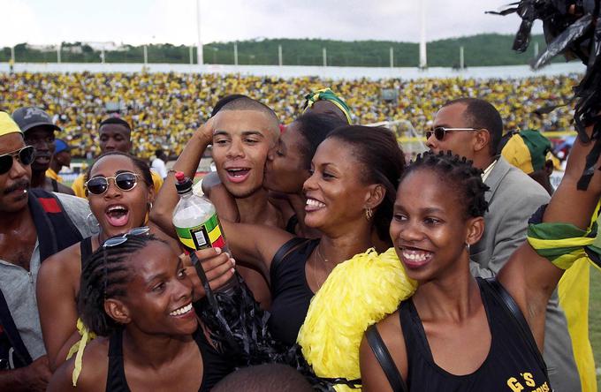 Deon Burton je hitro postal jamajški junak številka ena, ki je bil priljubljen povsod. Tudi med dekleti. | Foto: Reuters