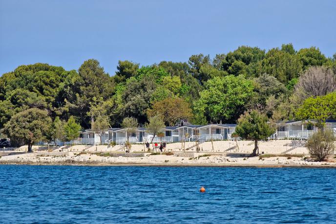 Mobilne hišice | Po predlogu zakona o urejanju prostora bo minimalna oddaljenost zazidanih površin od morja sto metrov v območjih zunaj naselij in 25 metrov znotraj naselij, kar pomeni, da bodo kampi z velikim številom mobilnih hišic morali zmanjšati zmogljivosti. | Foto Avtokampi.si
