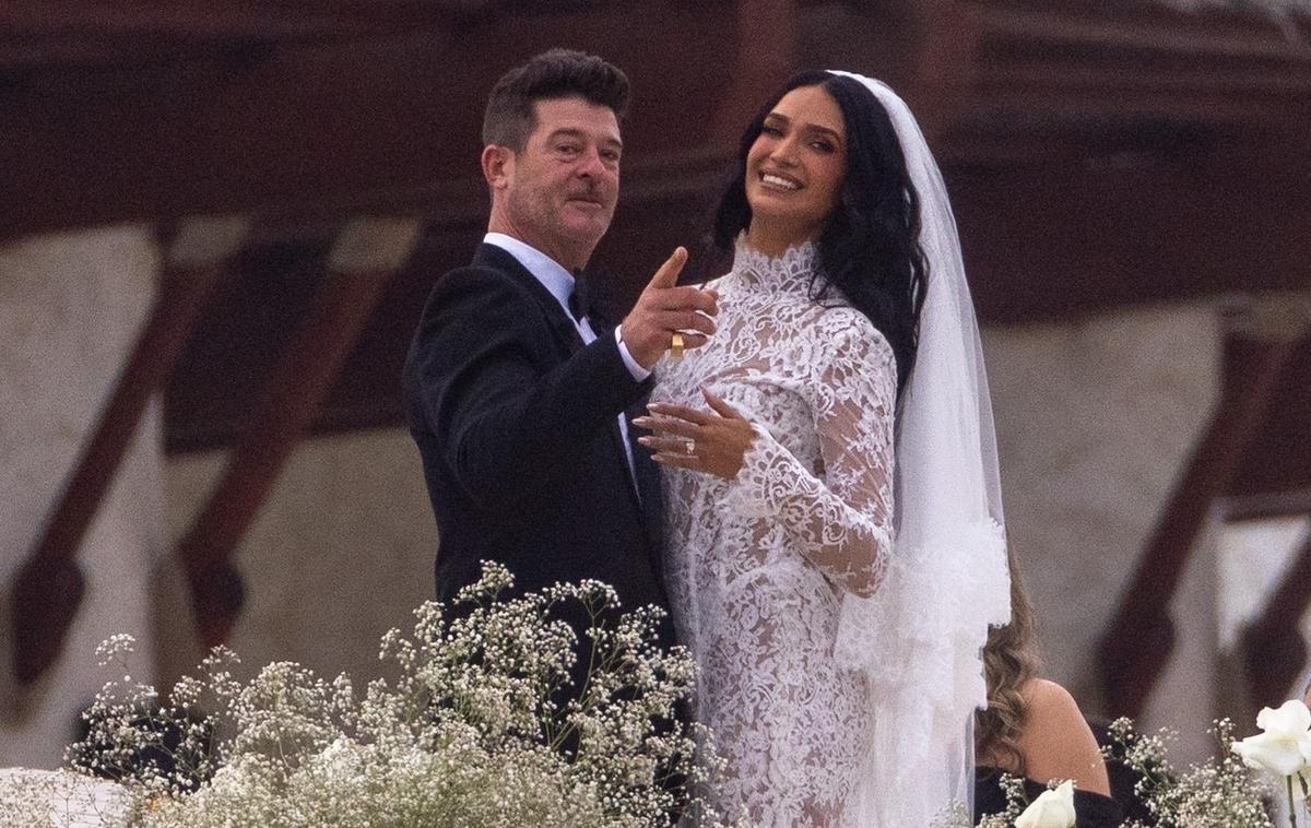 Robin Thicke in April Love Geary, poroka | Zaradi precejšne starostne razlike – loči ju namreč 18 let – sta se morala v javnosti že večkrat "zagovarjati", a zvezo, ki sta jo zdaj okronala še s poroko, uspešno krmarita že več kot desetletje. | Foto Profimedia