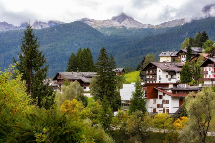 Cortina d'Ampezzo je olimpijsko mesto in priljubljeno smučarsko središče v osrčju Dolomitov.  | Foto: Guliverimage