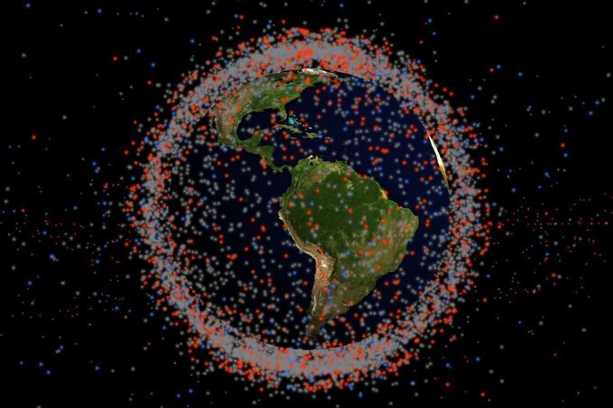 Zemljo obdaja več kot 22 tisoč kosov vesoljskih smeti, ki v premeru merijo več kot deset centimetrov. Gre za nedelujoče satelite, odvržene pogonske rakete in podobno kovinsko šaro, na kateri se zdaj nabira vesoljski prah.  | Foto: 