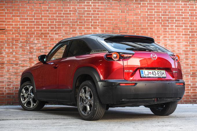 Avtomobil izhaja z osnove modela CX-30, saj Mazda trenutno še nima namenske platforme za električna vozila. | Foto: Gašper Pirman