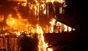 V Kaliforniji divjajo obsežni požari, oblasti evakuirale na tisoče ljudi #foto #video