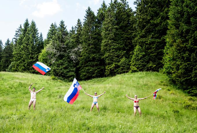 3. etapa dirke Po Sloveniji: Navijači v bikinkah so z navijanjem na travniku ob trasi svojih pet minut slave doživeli tudi na Eurosportu.  | Foto: Vid Ponikvar