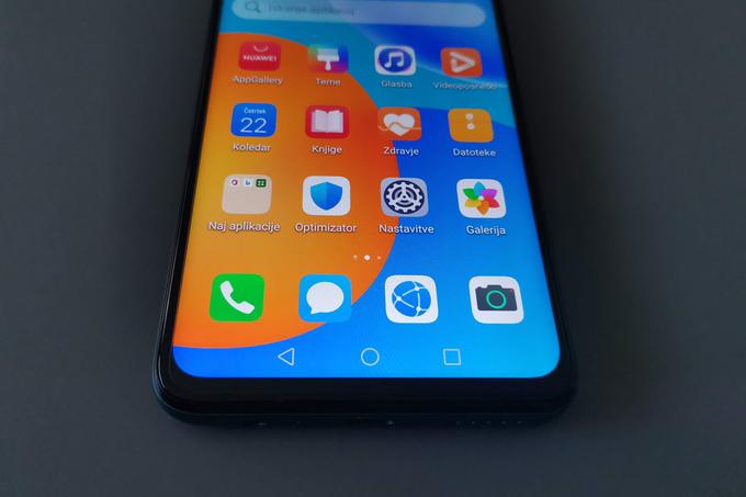 Tako velik zaslon je pisan na kožo tistim, za katere Huawei pričakuje, da bodo najpogosteje posegali po P Smartu 2021 – mladim. Na 17-centimetrskem zaslonu so videoposnetki na TikToku ali Snapchatu pač vidni veliko bolje kot na 15-centimetrskem.  | Foto: Matic Tomšič