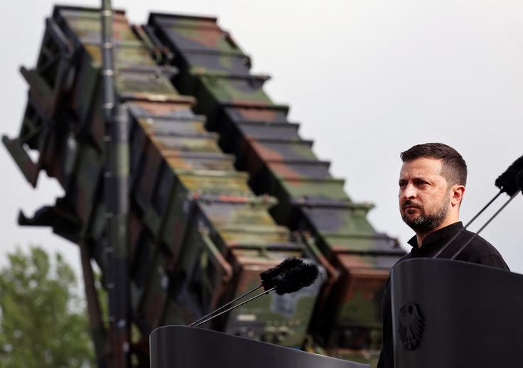 Ameriški sistemi patriot so zelo pomembni za obrambo Ukrajine. Trenutno ni javno znanih podatkov, koliko sistemov patriot ima na razpolago Ukrajina. Zelenski pravi, da njegova država potrebuje 25 sistemov patriot. En sistem ima šest glavnih komponent: dva generatorja z močjo 150 kilovatov, ki sta nameščena na vozilu, radarski sistem, postajo za nadzor delovanja, izstrelitvene postaje, skupino antenskih stebrov in prestrezne rakete (tipa PAC-2 in PAC-3). | Foto: Gulliverimage