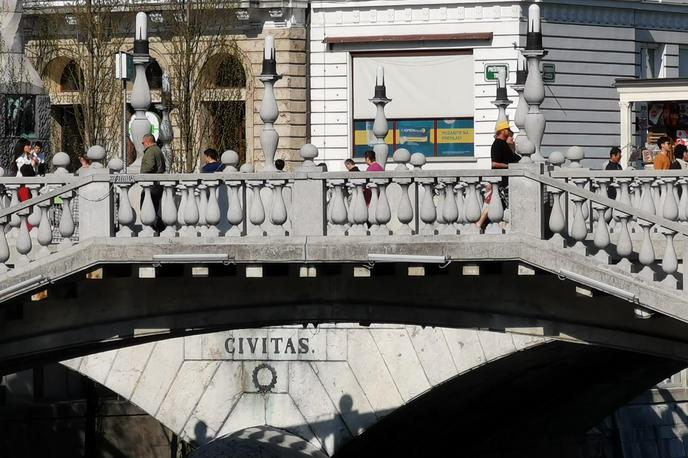 Huawei P30 Pro, povečava, Tromostovje | "Na podlagi razpoložljivih informacij vzroka za manjkajočo prvino ni mogoče z gotovostjo ugotoviti. Glede na stanje na terenu ni mogoče izključiti možnosti vandalizma oziroma drugega protipravnega ravnanja, vendar za to nimamo podatkov, zato dokončne ocene ne moremo podati," so pojasnili na ljubljanski območni enoti Zavoda za varstvo kulturne dediščine Slovenije. | Foto Srdjan Cvjetović