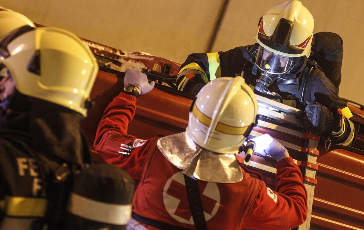 Avstrija gasilci tunel Ljubelj | Po besedah tiskovne predstavnice policije je bilo ob izbruhu požara v hiši devet ljudi. (Fotografija je simbolična) | Foto Reuters