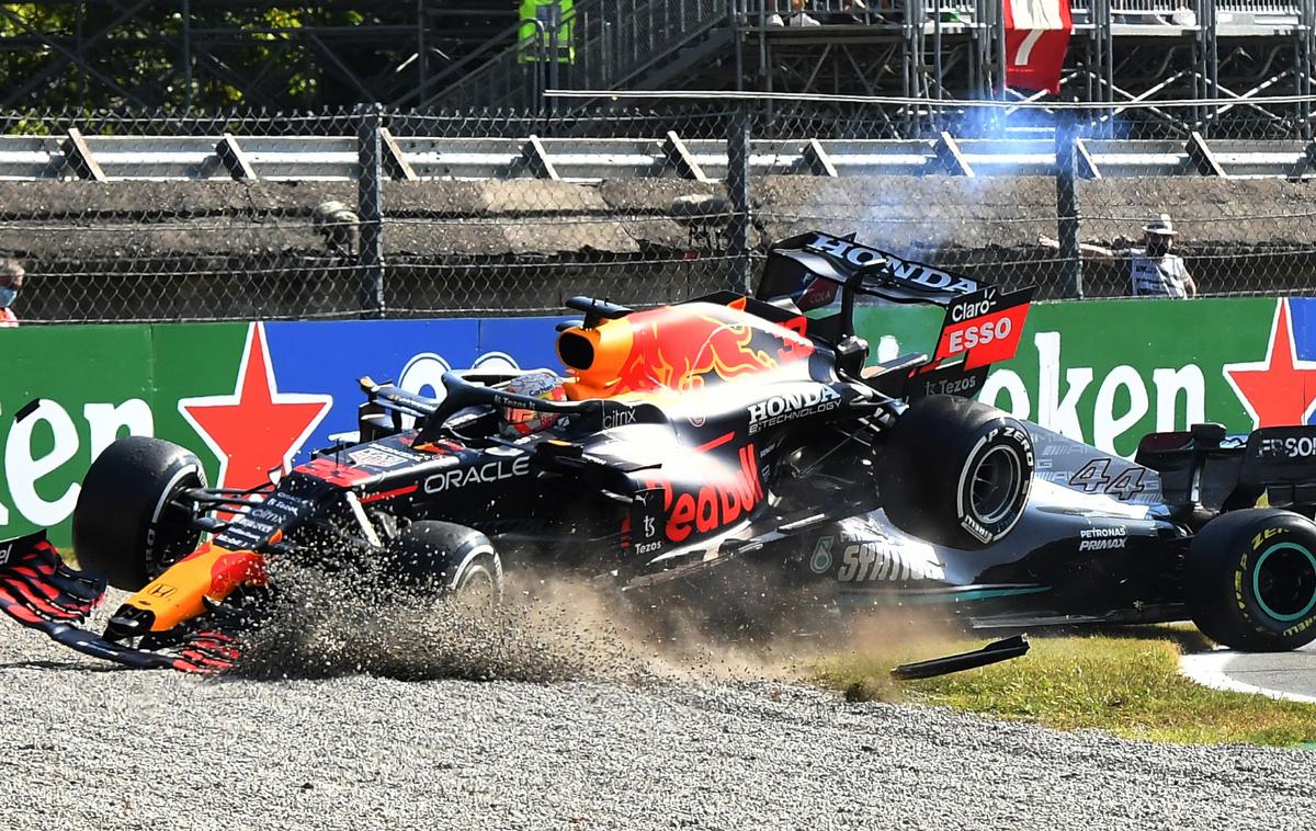 Formula ena nesreča | Bližnje srečanje Verstappna in Hamiltona na dirki v Monzi v Italiji. | Foto Reuters