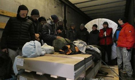 Na Gruškovju v tovornjaku odkrili 14 tujcev