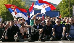 Kosovski Srbi vztrajajo na barikadah