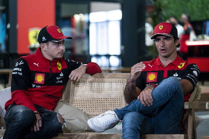 Leclerc in Sainz dan pred začetkom dirkanje v Džidi. Seveda sta po dvojni zmagi v Bahrajnu v središču pozornosti. | Foto: AP / Guliverimage