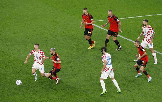 Trenutek, ko je Yannick Carrasco storil dosojeni prekršek nad Kramarićem. | Foto: Reuters