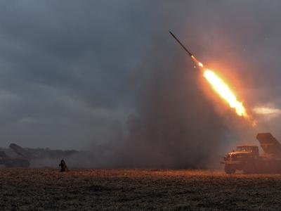 Obsežen napad Ukrajine: v naftni rafineriji Saratov izbruhnil požar